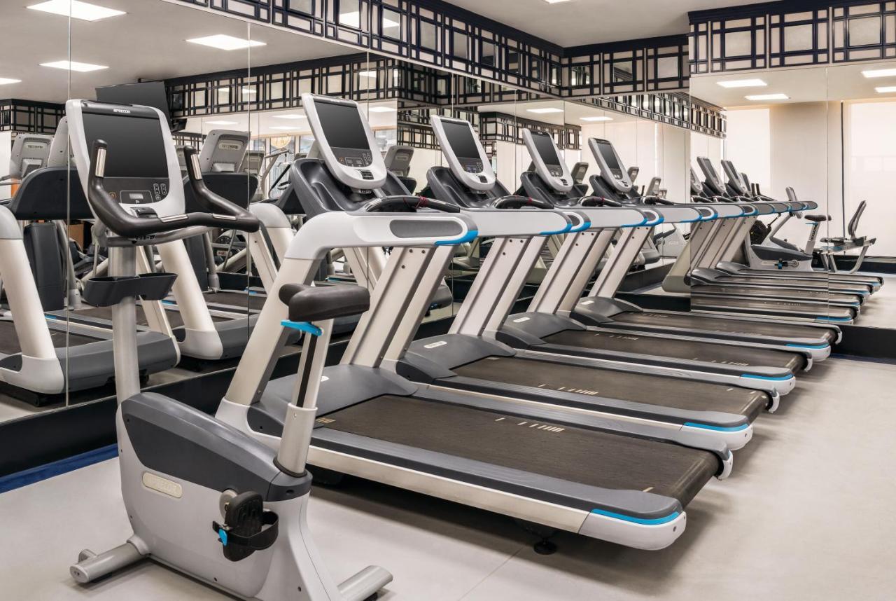 Wyndham Doha West Bay Hotel Exterior foto A row of treadmills