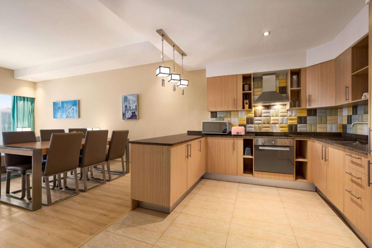 Wyndham Doha West Bay Hotel Exterior foto A typical kitchen in a serviced apartment