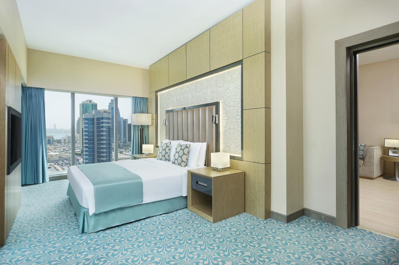 Wyndham Doha West Bay Hotel Exterior foto A bedroom at the hotel